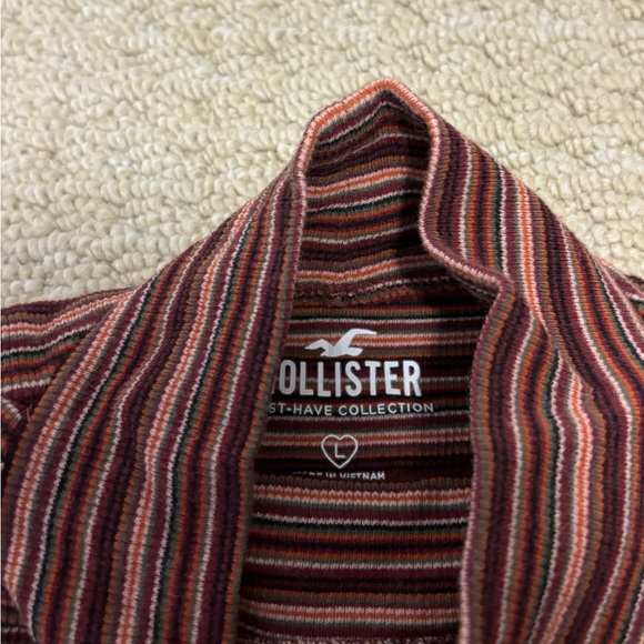4 Holister tops in 1 bundle. - Picture 3 of 11
